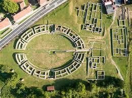 Suprafața Sarmizegetusei este o iluzie; practic, artefactele și monumentele sale sunt ca piese de șah care au fost mutate pe o tablă în carouri. Oricum, originile și adevărata sa semnificație sunt ascunse adânc sub pământ. În plus, fiecare civilizație este stratificată peste predecesorii săi; cu cât săpăm mai adânc, cu atât originile noastre sunt mai antice. Deci, trebuie să ne întrebăm cine a existat acolo înaintea traco-geto-dacilor și cine erau zeii lor? ce s-a descoperit în timpul săpăturilor arheologie? De exemplu, în anul 2000, a fost găsită una dintre cele mai decisive descoperiri din istoria dacilor geți: 15 brățări de aur la Sarmizegetusa care au zguduit temelia istoriei României. Aceste brățări erau minereu de aur extras din munții Carpați, Roșia Montană și regiunea Sarmizegetusa. În plus, am menționat de mai multe ori că Sarmizegetusa era o operațiune minieră și un observator astronomic. În concluzie, dacii au asamblat o armată puternică, construind fortificații în toată regiunea pentru a proteja comoara depozitată la Sarmizegetusa, și practicile lor religioase.Mai mult, geto-dacii au creat un sistem foarte avansat de extragere a minereului de aur pe care nu îl putem replica astăzi din punct de vedere tehnic sau alchimic. În cele din urmă, aurul a fost amestecat cu o cantitate mică de argint pentru a spori culoarea și rezistența brățărilor; geto-dacii erau maeștri ai alchimiei, un dar primit de la zei.Putem vedea acest concept de arhitectură ezoterică în construcția orașului geto-dac, pe care acum îl numim cele 9 sanctuare și cetăți dacice supraviețuitoare: Apulon, Sarmisegetuza Regia, Costești, Blidaru, Fetele Albe, Piatra Roșie, Bănița, și Căpâlna; toate așezate într-o aliniere cu muntele lor sacru, Godeanu (Godeanu reprezintă locația a ceea ce mulți cercetători consideră că este misteriosul „Kogaion”). Fiecare dintre aceste locații corespundea unui nivel de inițiere în care fiecare elev experimenta cunoașterea vechilor arieni și a lui Zamolxis. La absolvire, adepților li s-ar fi acordat o brățară în formă de dragon. Aceste brățări erau diplome; fiecare model includea inscripția unui scut și o creastă care ar simboliza o stemă. Numărul de creste și lungimea spiralelor de pe brățară ar identifica gradul de cunoaștere al individului, obținut de la ordinul dragonului și școala misterului Zamolxian. Regele Burebista, care a fondat acest sistem în munții Orăștiei, a făcut acest lucru pentru o eficacitate optimă; a vrut să păstreze totul localizat și cuprins cu orașul Dacia. Prin urmare, Munții Orăștiei și văile lor au fost cea mai abundentă si satisfăcătoare locație astronomică pentru construirea rețelelor și sistemelor de temple și fortărețe.Zamolxis este punctul intermediar sau Stația de Transfer pentru toate energiile universale, „Controlul Volumului” .Acest sistem este pus în aplicare pentru alinarea conștiinței în organismul nostru. Astfel, Zamolxis a fost versiunea a ceea ce acum numim rai. Anticii își investeau timpul pe pământ aducând-ul jos pe Zamolxis; priveau cerul nopții și construiau constelații în arhitectura lor pentru a-i atrage sau a pentru a fi aproape de zei.